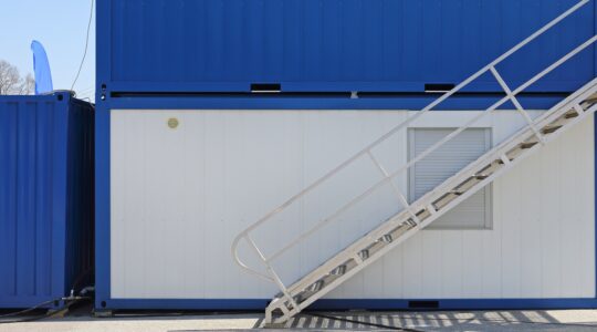 contrainte ni caution